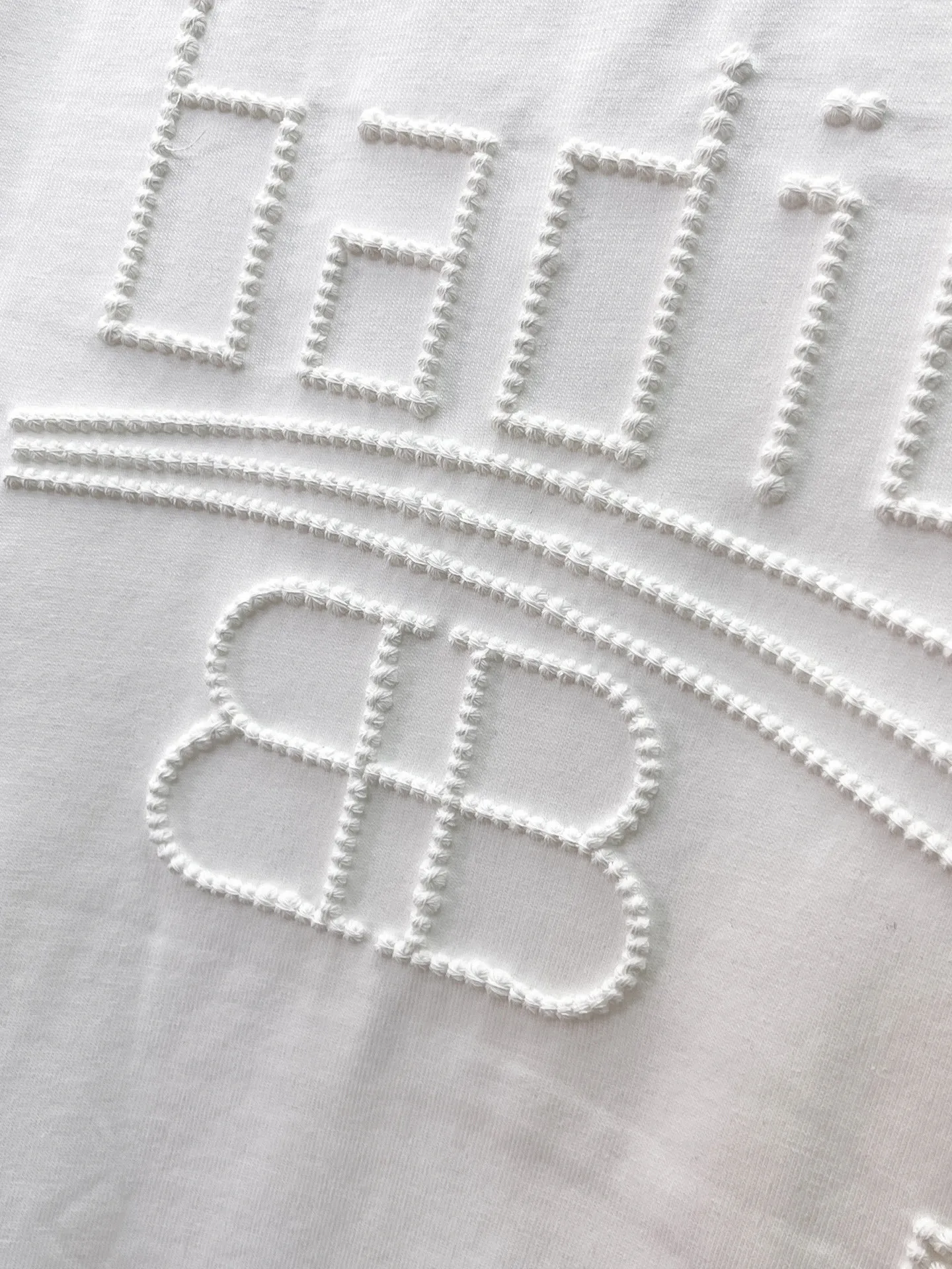 Balenciaga's high-end top-quality products 🐮2026 Spring and Summer New Arrival first counter, the latest New Arrival short-sleeved round neck T-shirt, Premium customized design, avant-garde and fashionable! Brand logo heavy craftsmanship design Premium customized 260g fabric. Soft to the touch. Comfortable to wear. Counter-level exquisite stitching. Fine workmanship. The upper body effect is incomparably handsome! A must-have item for men and women with the same style! Sizes: S~XXL When placing an order, please state your height and weight. The maximum wearing size is 210 pounds (one size larger)